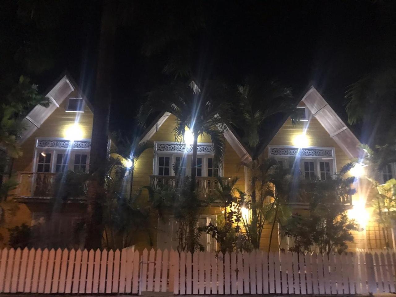Yellow Houses Bocas Bocas Town Luaran gambar